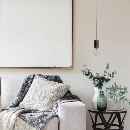 Douille en cuir noir.