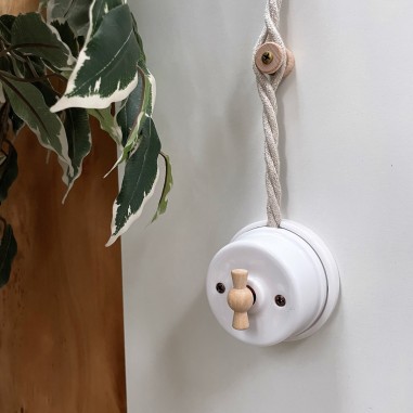 Drehschalter/Wechselschalter aus Porzellan mit Schlitz aus naturbelassenem, lackierbarem Holz