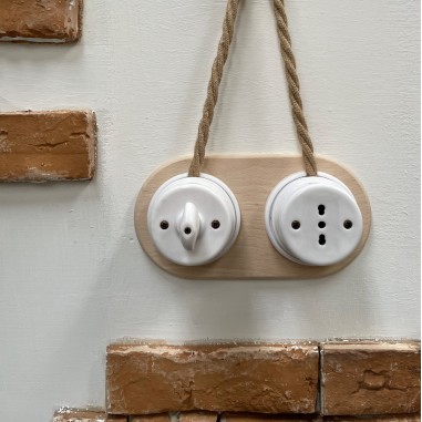 Prise bivalente en porcelaine blanche avec base en bois à peindre