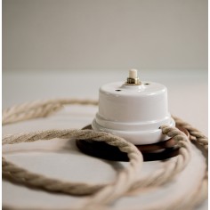 Drucktaster für Klingel aus weißem Porzellan mit Holzsockel in Nussbaum 2