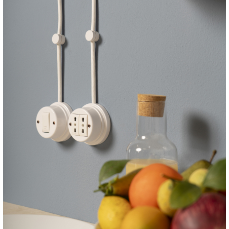 Interruptores y enchufes vintage en porcelana blanca