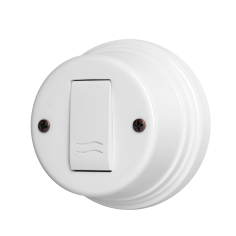 Interruptores y enchufes vintage en porcelana blanca