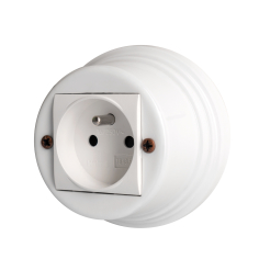 Interruptores y enchufes vintage en porcelana blanca