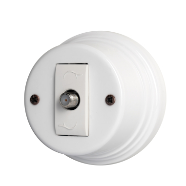Interruptores y enchufes vintage en porcelana blanca