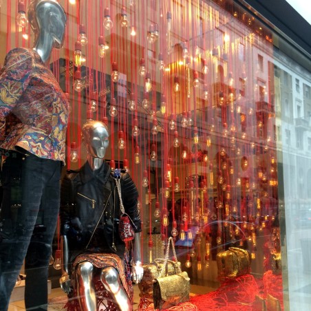 Rundes, farbiges textilummanteltes Elektrokabel in Rot