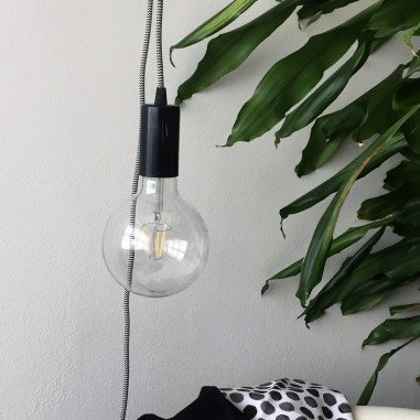 Rundes, farbiges textilummanteltes Elektrokabel im Zickzack-Muster in Weiß und Schwarz