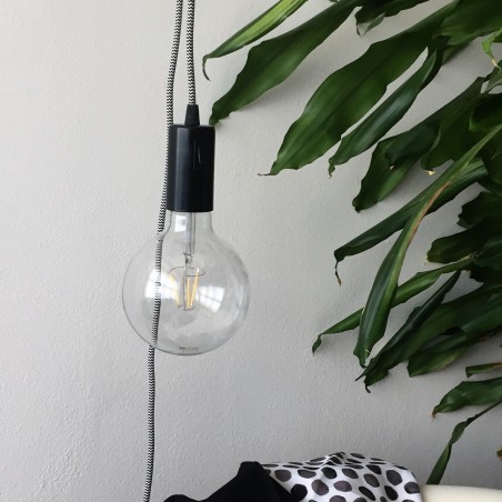 Rundes, farbiges textilummanteltes Elektrokabel im Zickzack-Muster in Weiß und Schwarz