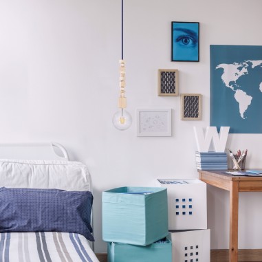 Rundes, farbiges textilummanteltes Elektrokabel in Jeans